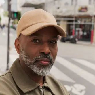 Homme élégant en costume bleu marine portant une casquette en laine