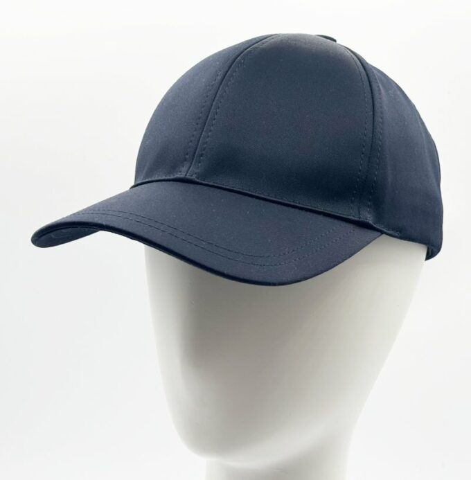 Officier casquette marine dépêrlante